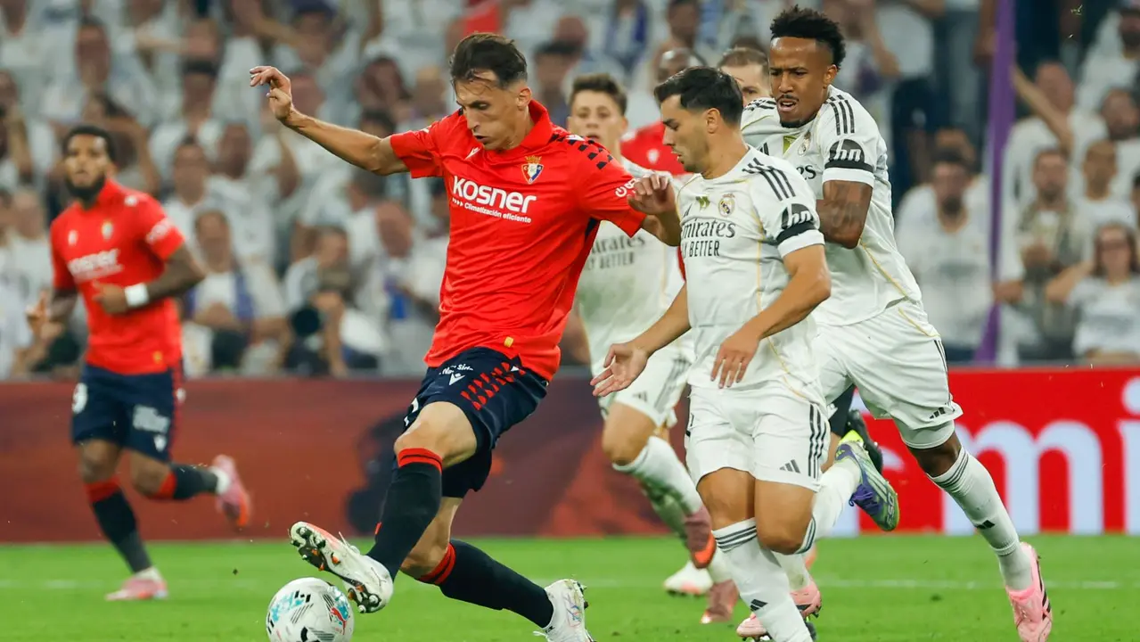 El centrocampista del Real Madrid Brahim Díaz (d) persigue a Ante Budimir (i), de Osasuna, durante el partido de la primera jornada de LaLiga que Real Madrid y Atlético Osasuna disputan hoy martes en el estadio Santiago Bernabéu. EFE/Mariscal