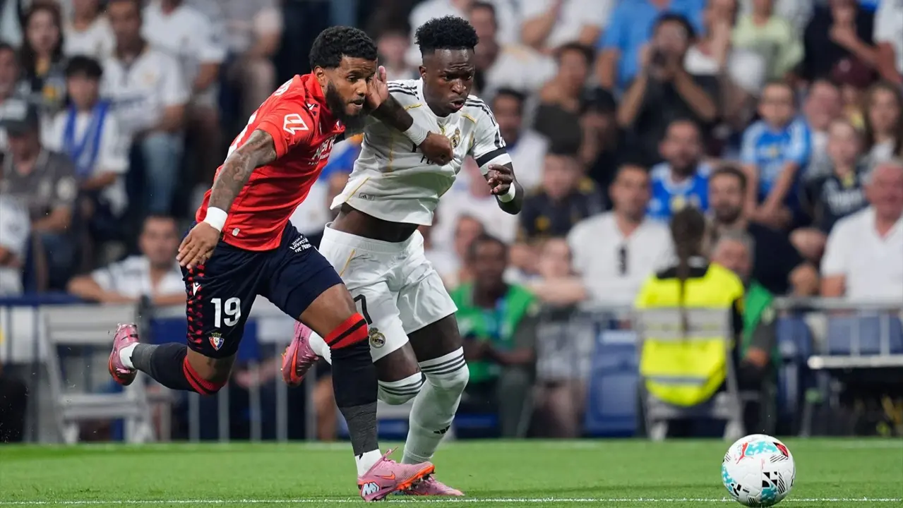 Valentín Rosier y Vinicius durante el partido de Liga entre Real Madrid y Osasuna. AFP7 / Europa Press