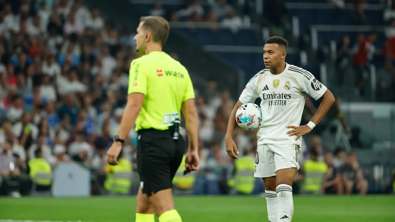 El delantero francés del Real Madrid, Kylian Mbappé, se dispone a lanzar un penalti en el partido de la primera jornada de LaLiga que Real Madrid y Atlético Osasuna disputan hoy martes en el estadio Santiago Bernabéu. EFE/Mariscal