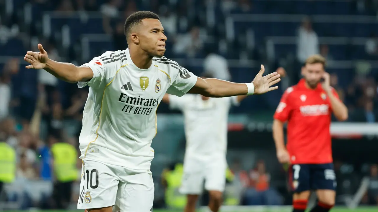 El delantero francés del Real Madrid Kylian Mbappé celebra su gol durante el partido de la primera jornada de LaLiga que Real Madrid y Atlético Osasuna disputan hoy martes en el estadio Santiago Bernabéu. EFE/Mariscal