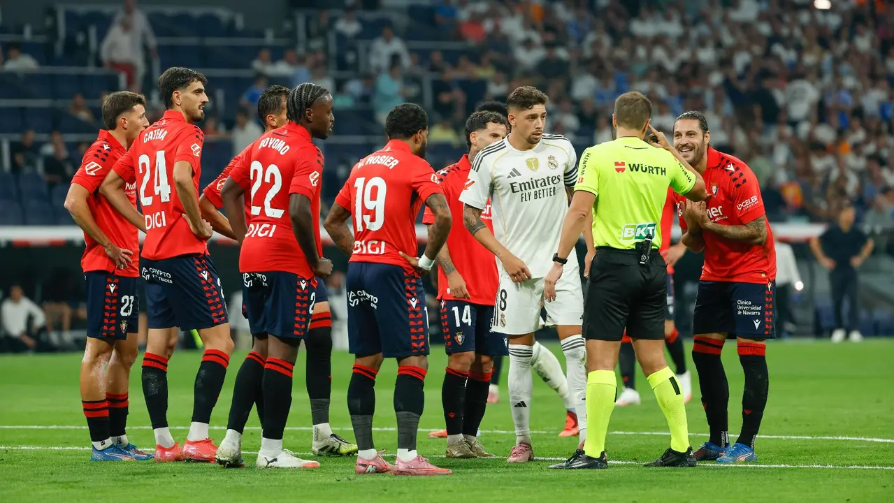 Los jugadores de Osasuna protestan una decisión arbitral en el partido de la primera jornada de LaLiga que Real Madrid y Atlético Osasuna disputan hoy martes en el estadio Santiago Bernabéu. EFE/Mariscal