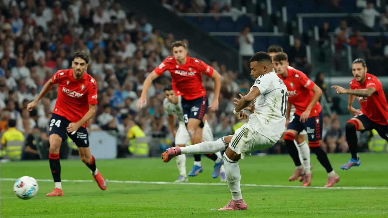 El delantero francés del Real Madrid Kylian Mbappé marca su gol de penalti durante el partido de la primera jornada de LaLiga que Real Madrid y Atlético Osasuna disputan hoy martes en el estadio Santiago Bernabéu. EFE/Mariscal
