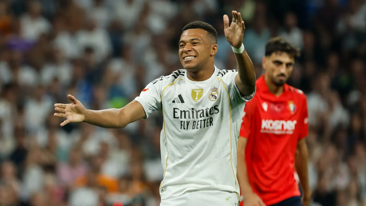 El delantero francés del Real Madrid, Kylian Mbappé celebra el primer gol de su equipo en el partido de la primera jornada de LaLiga que Real Madrid y Atlético Osasuna disputan hoy martes en el estadio Santiago Bernabéu. EFE/Mariscal