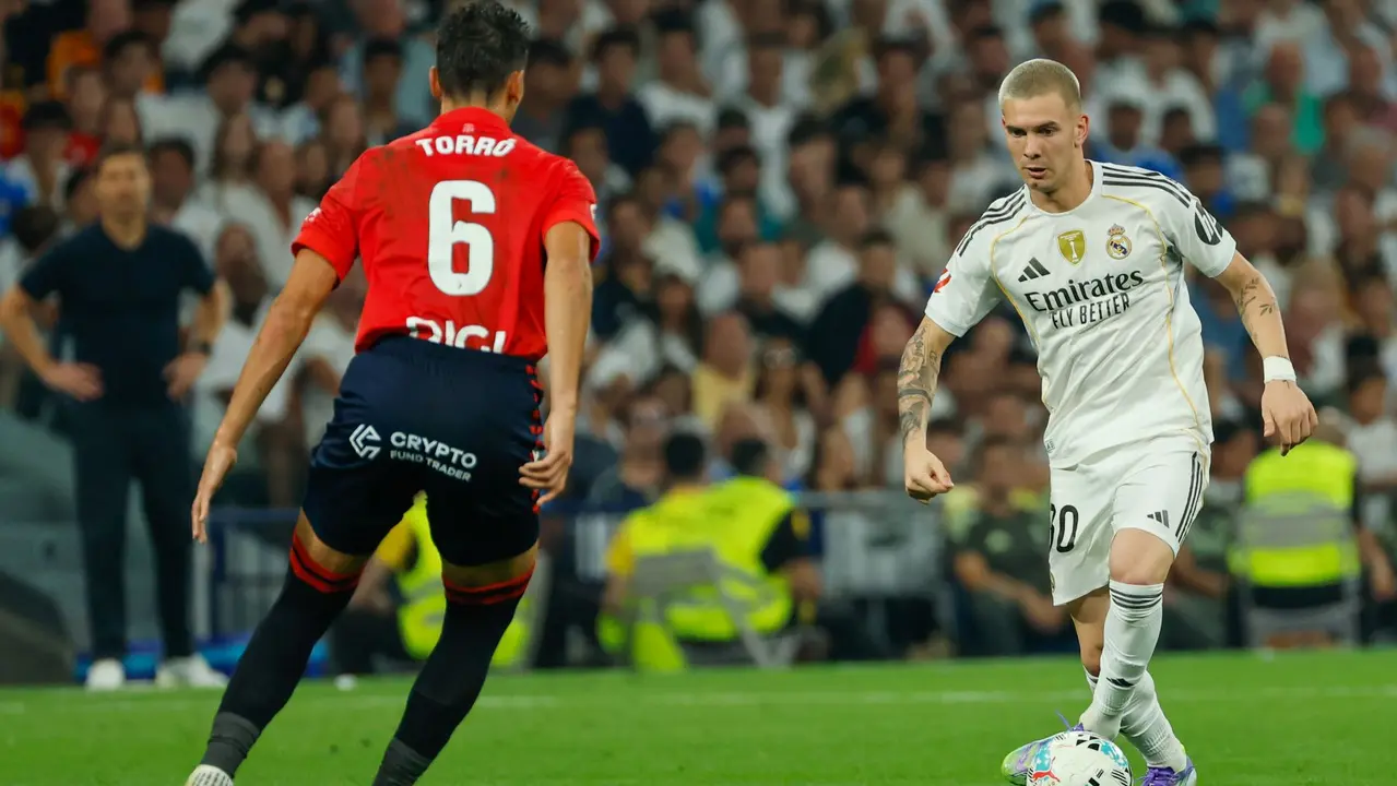El delantero argentino del Real Madrid Franco Mastantuono (d) controla el balón durante el partido de la primera jornada de LaLiga que Real Madrid y Atlético Osasuna disputan hoy martes en el estadio Santiago Bernabéu. EFE/Mariscal