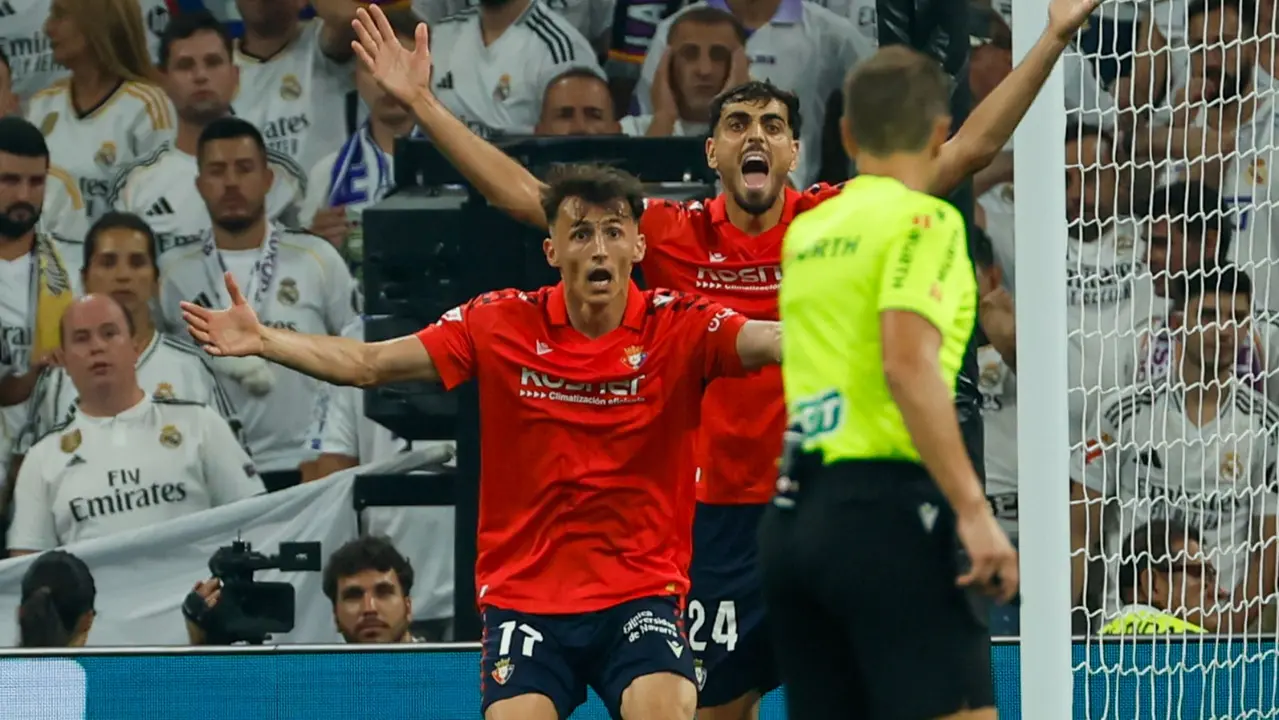 El delantero argentino del Real Madrid Franco Mastantuono (d) controla el balón durante el partido de la primera jornada de LaLiga que Real Madrid y Atlético Osasuna disputan hoy martes en el estadio Santiago Bernabéu. EFE/Mariscal
