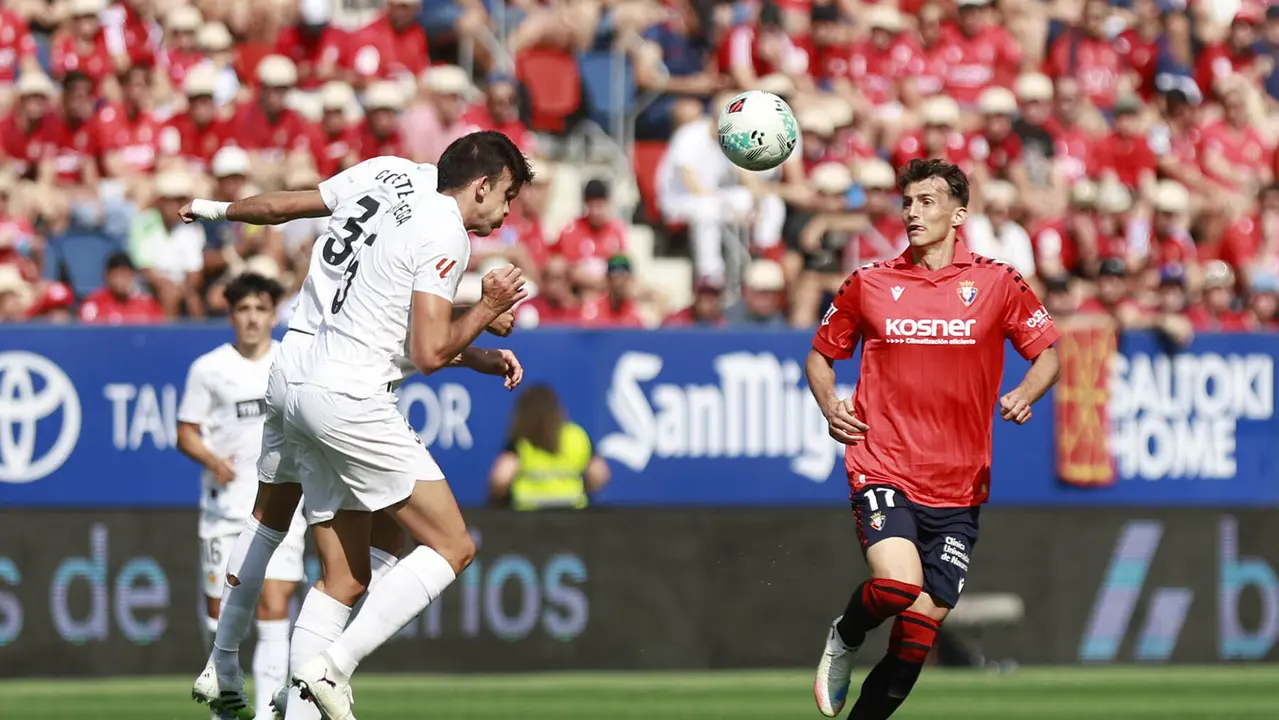 Ante Budimir en una jugada de ataque rojillo ante la defensa del valencia. CA Osasuna.