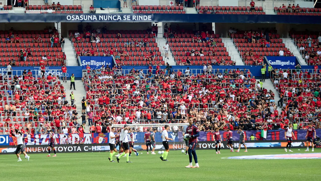 Partido de La Liga EA Sports entre CA Osasuna y Valencia CF disputado en el estadio de El Sadar en Pamplona. IÑIGO ALZUGARAY