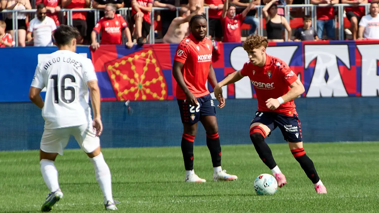 Diego López (16. Valencia CF), Enzo Boyomo (22. CA Osasuna) y Víctor Muñoz (21. CA Osasuna) durante el partido de La Liga EA Sports entre CA Osasuna y Valencia CF disputado en el estadio de El Sadar en Pamplona. IÑIGO ALZUGARAY