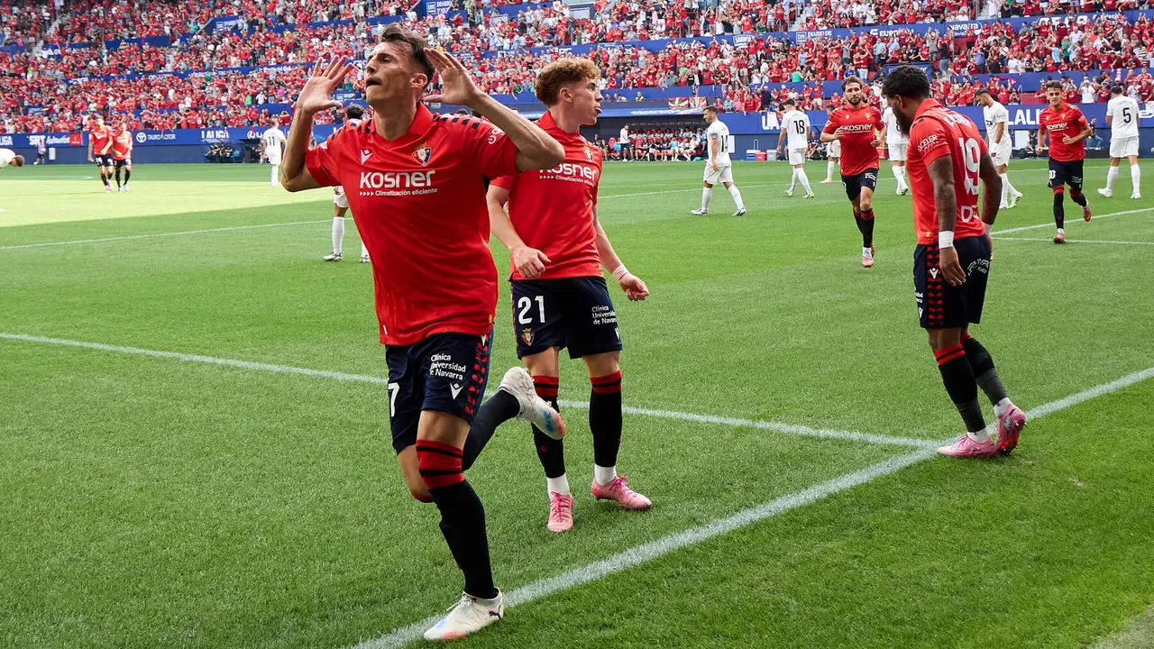 Los jugadores de Osasuna celebran el gol de Ante Budimir (1-0) durante el partido de La Liga EA Sports entre CA Osasuna y Valencia CF disputado en el estadio de El Sadar en Pamplona. IÑIGO ALZUGARAY