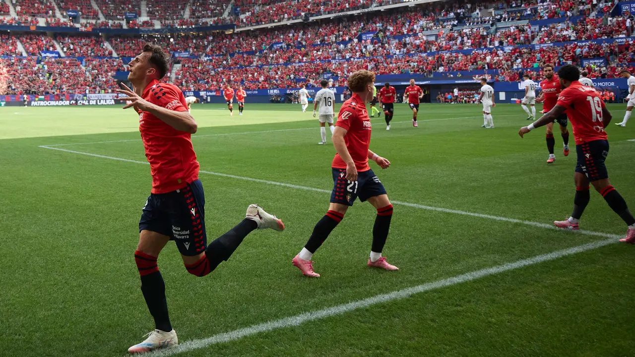 Los jugadores de Osasuna celebran el gol de Ante Budimir (1-0) durante el partido de La Liga EA Sports entre CA Osasuna y Valencia CF disputado en el estadio de El Sadar en Pamplona. IÑIGO ALZUGARAY