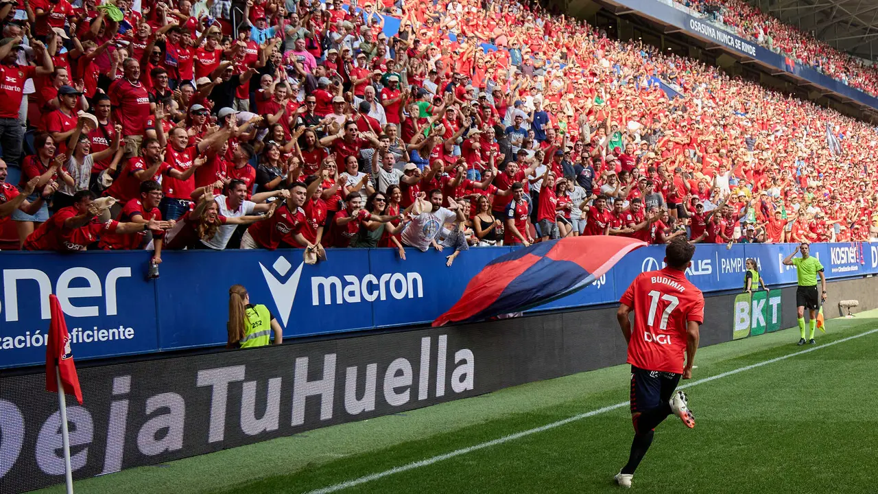 Los jugadores de Osasuna celebran el gol de Ante Budimir (1-0) durante el partido de La Liga EA Sports entre CA Osasuna y Valencia CF disputado en el estadio de El Sadar en Pamplona. IÑIGO ALZUGARAY