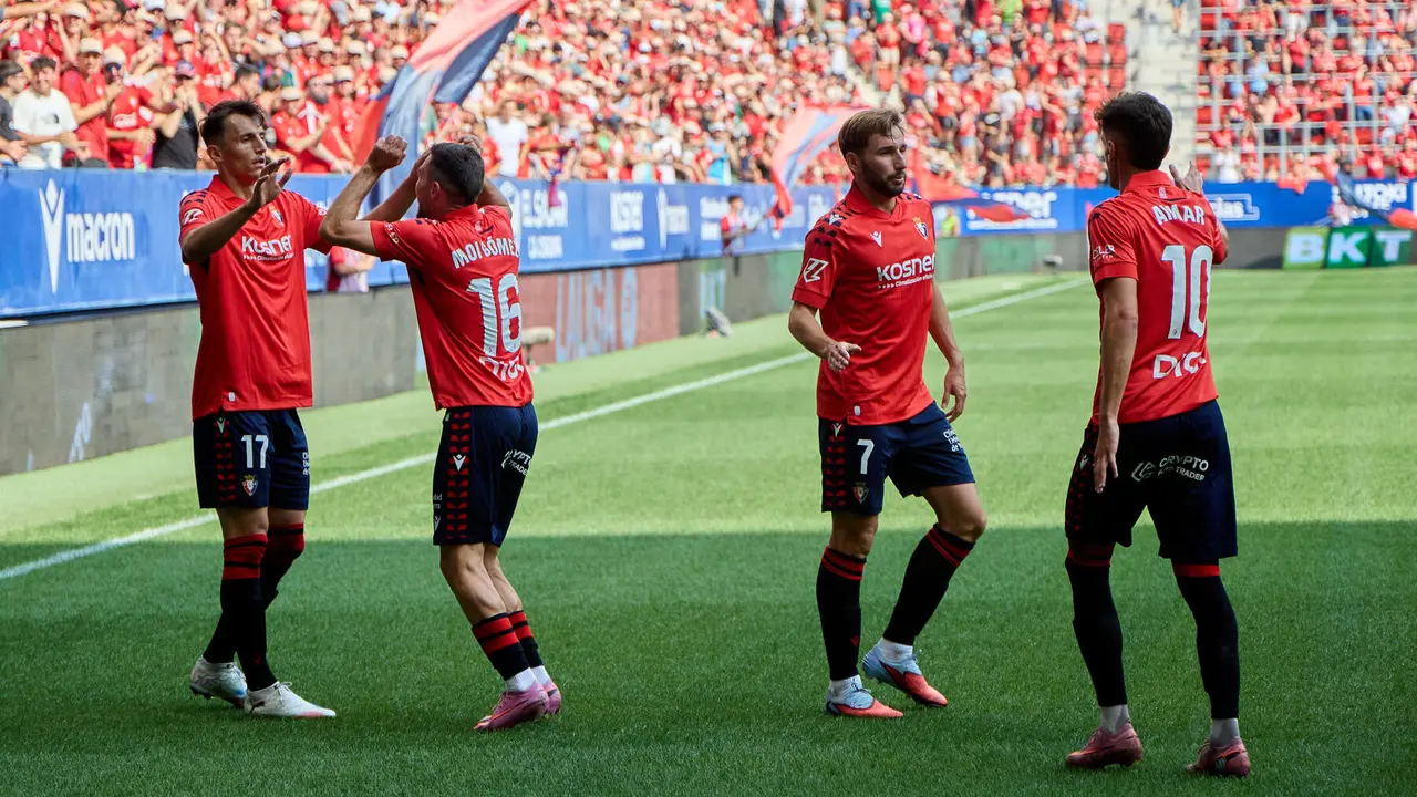 Los jugadores de Osasuna celebran el gol de Ante Budimir (1-0) durante el partido de La Liga EA Sports entre CA Osasuna y Valencia CF disputado en el estadio de El Sadar en Pamplona. IÑIGO ALZUGARAY