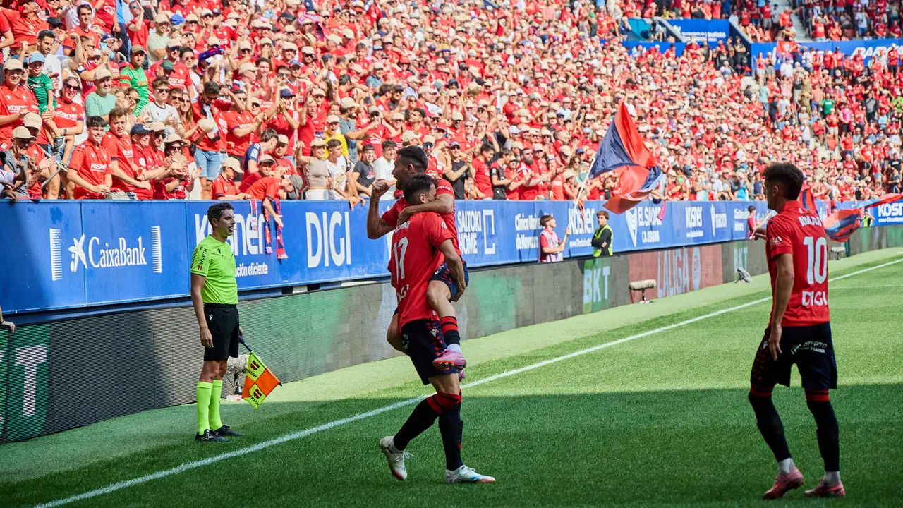Los jugadores de Osasuna celebran el gol de Ante Budimir (1-0) durante el partido de La Liga EA Sports entre CA Osasuna y Valencia CF disputado en el estadio de El Sadar en Pamplona. IÑIGO ALZUGARAY