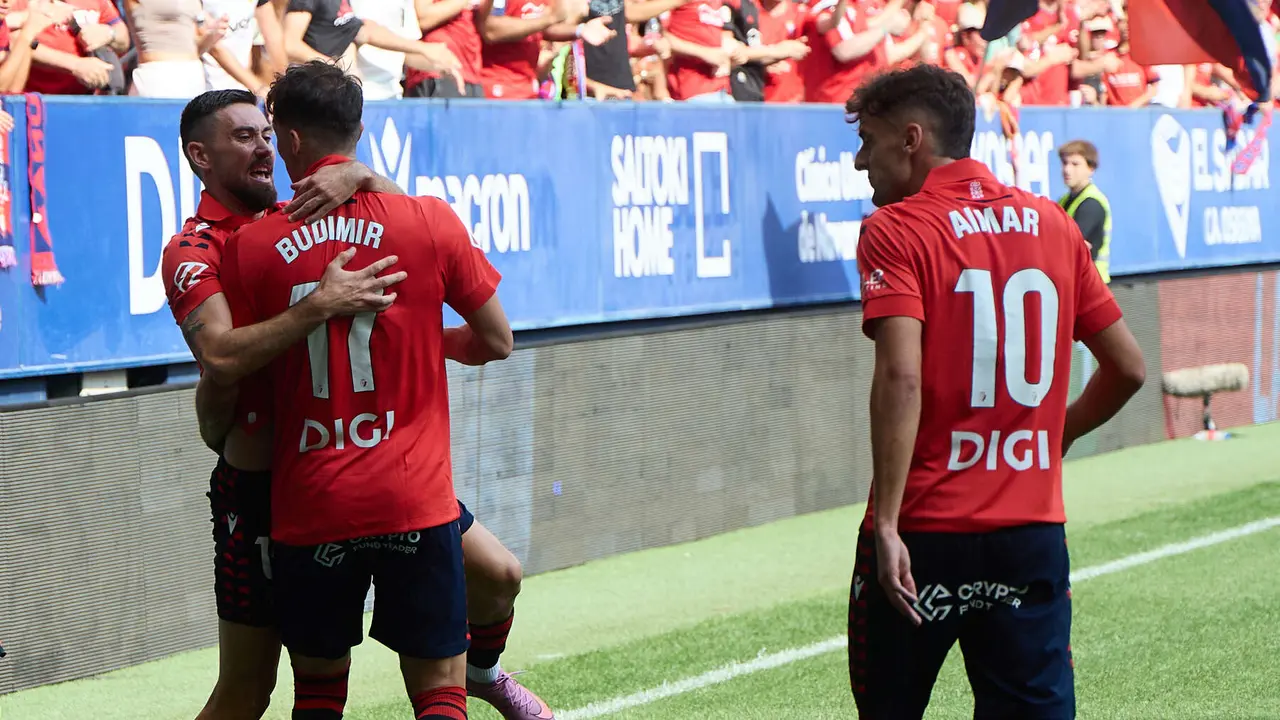 Los jugadores de Osasuna celebran el gol de Ante Budimir (1-0) durante el partido de La Liga EA Sports entre CA Osasuna y Valencia CF disputado en el estadio de El Sadar en Pamplona. IÑIGO ALZUGARAY