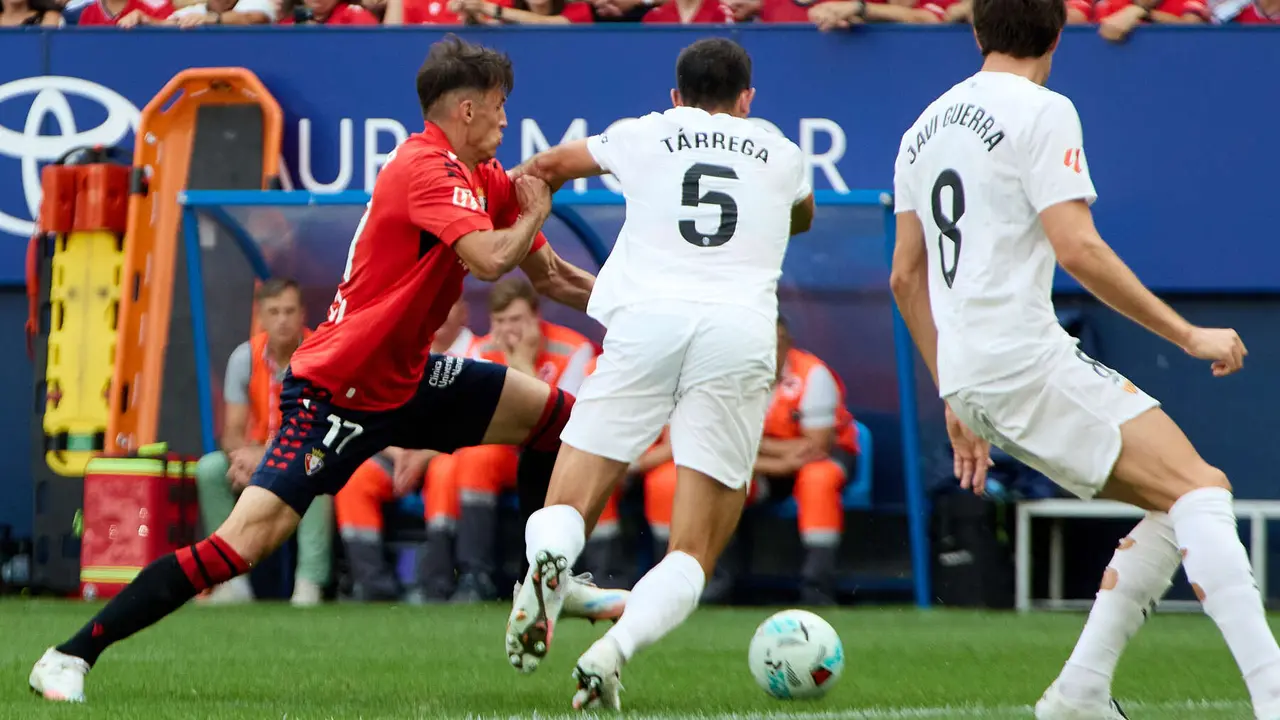 Ante Budimir (17. CA Osasuna), César Tárrega (5. Valencia CF) y Javi Guerra (8. Valencia CF) durante el partido de La Liga EA Sports entre CA Osasuna y Valencia CF disputado en el estadio de El Sadar en Pamplona. IÑIGO ALZUGARAY