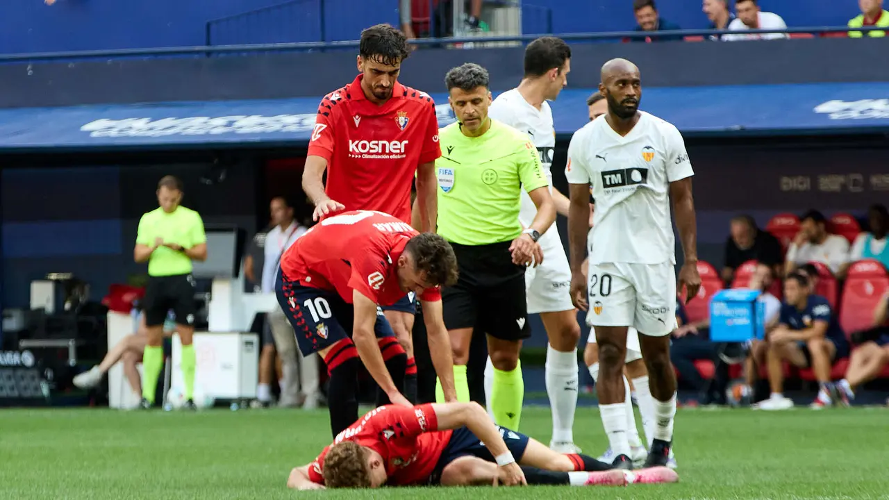 Aimar Oroz (10. CA Osasuna), Alejandro Catena (24. CA Osasuna), Víctor Muñoz (21. CA Osasuna), Jesús Gil (árbitro del partido) y Dimitri Foulquier (20. Valencia CF) durante el partido de La Liga EA Sports entre CA Osasuna y Valencia CF disputado en el estadio de El Sadar en Pamplona. IÑIGO ALZUGARAY