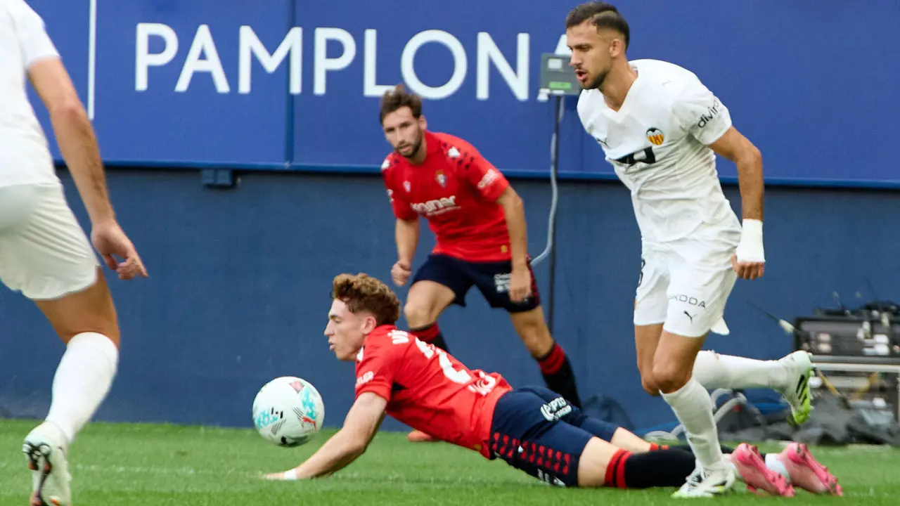 Víctor Muñoz (21. CA Osasuna) y José Copete (3. Valencia CF) durante el partido de La Liga EA Sports entre CA Osasuna y Valencia CF disputado en el estadio de El Sadar en Pamplona. IÑIGO ALZUGARAY