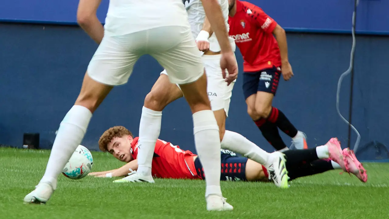 Víctor Muñoz (21. CA Osasuna) durante el partido de La Liga EA Sports entre CA Osasuna y Valencia CF disputado en el estadio de El Sadar en Pamplona. IÑIGO ALZUGARAY