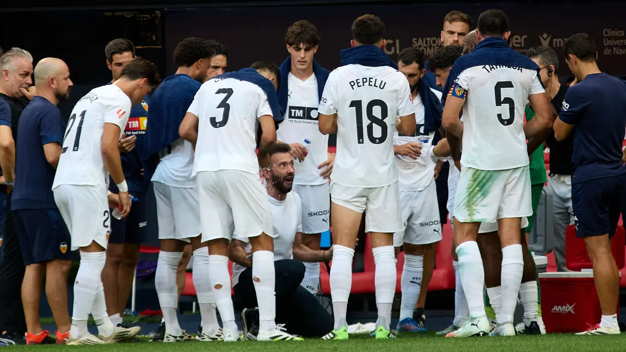Carlos Corberán (entrenador Valencia CF) durante el partido de La Liga EA Sports entre CA Osasuna y Valencia CF disputado en el estadio de El Sadar en Pamplona. IÑIGO ALZUGARAY