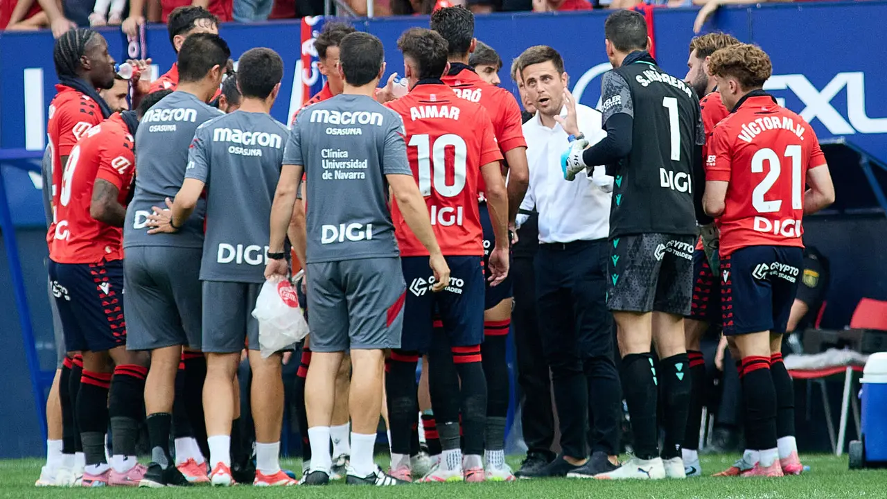 Alessio Lisci (entrenador CA Osasuna) durante el partido de La Liga EA Sports entre CA Osasuna y Valencia CF disputado en el estadio de El Sadar en Pamplona. IÑIGO ALZUGARAY