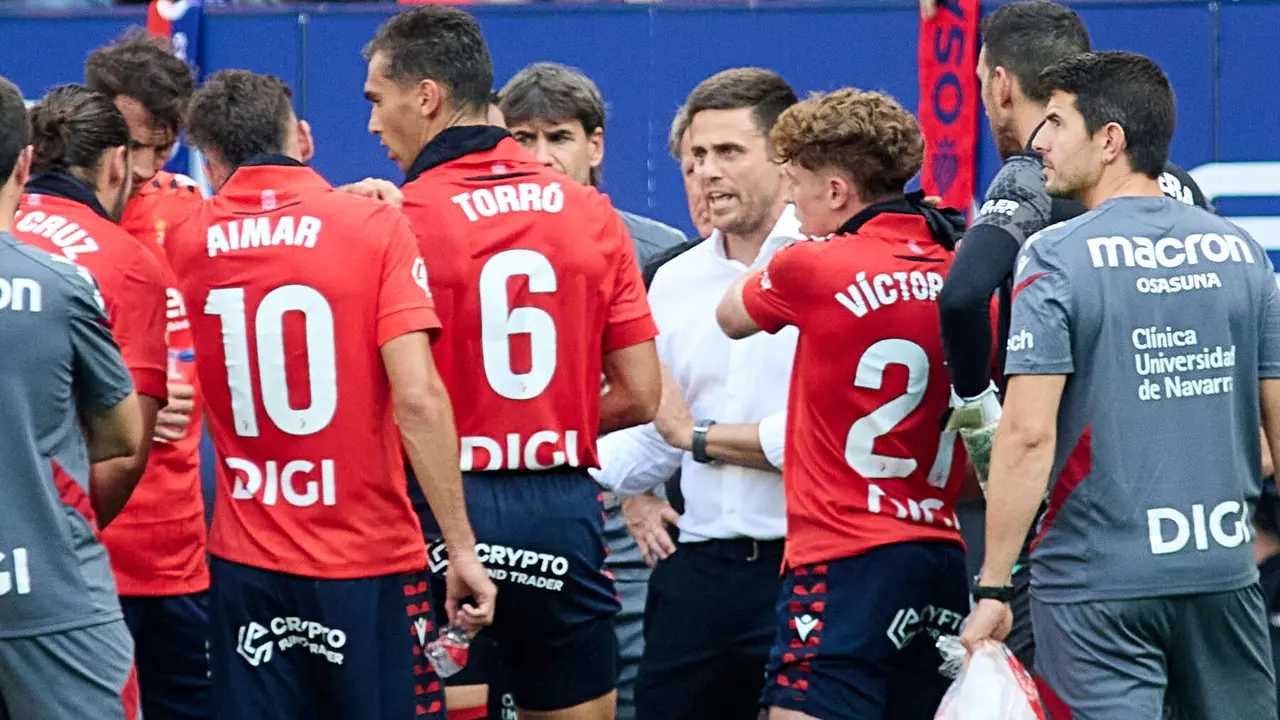 Alessio Lisci (entrenador CA Osasuna) durante el partido de La Liga EA Sports entre CA Osasuna y Valencia CF disputado en el estadio de El Sadar en Pamplona. IÑIGO ALZUGARAY