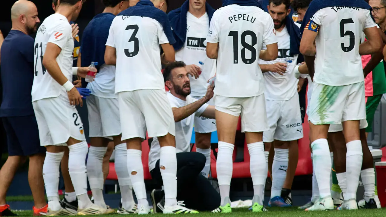 Carlos Corberán (entrenador Valencia CF) durante el partido de La Liga EA Sports entre CA Osasuna y Valencia CF disputado en el estadio de El Sadar en Pamplona. IÑIGO ALZUGARAY