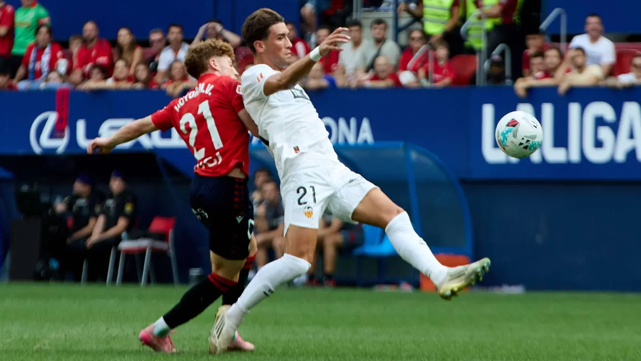 Víctor Muñoz (21. CA Osasuna) y Jesús Vázquez (21. Valencia CF) durante el partido de La Liga EA Sports entre CA Osasuna y Valencia CF disputado en el estadio de El Sadar en Pamplona. IÑIGO ALZUGARAY
