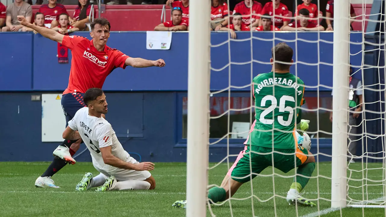 Ante Budimir (17. CA Osasuna), José Copete (3. Valencia CF) y Julen Agirrezabala (25. Valencia CF) durante el partido de La Liga EA Sports entre CA Osasuna y Valencia CF disputado en el estadio de El Sadar en Pamplona. IÑIGO ALZUGARAY