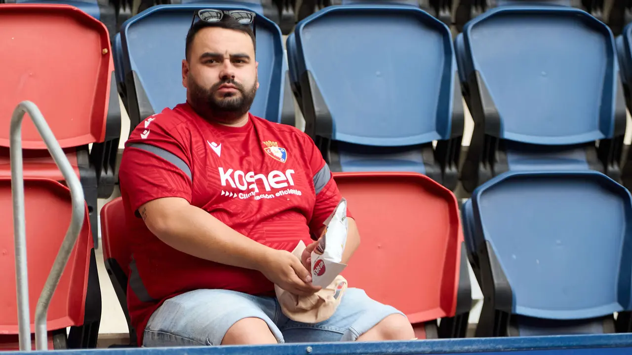 La grada del estadio de El Sadar durante el partido de La Liga EA Sports entre CA Osasuna y Valencia CF disputado en Pamplona. IÑIGO ALZUGARAY