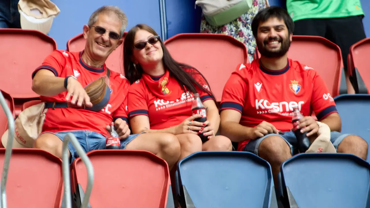 La grada del estadio de El Sadar durante el partido de La Liga EA Sports entre CA Osasuna y Valencia CF disputado en Pamplona. IÑIGO ALZUGARAY