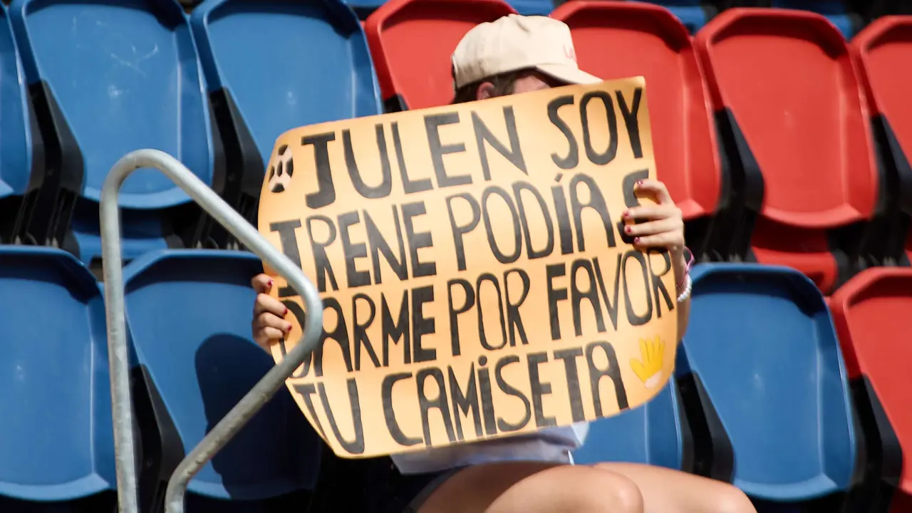 La grada del estadio de El Sadar durante el partido de La Liga EA Sports entre CA Osasuna y Valencia CF disputado en Pamplona. IÑIGO ALZUGARAY