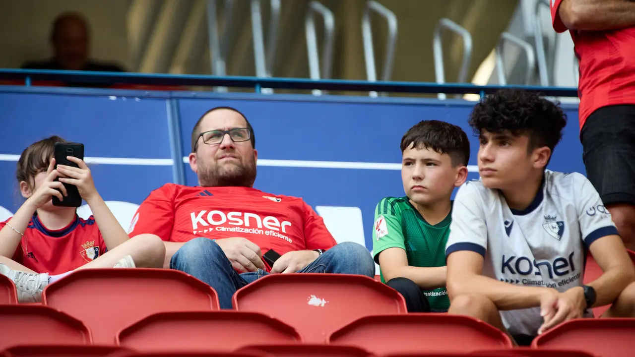 La grada del estadio de El Sadar durante el partido de La Liga EA Sports entre CA Osasuna y Valencia CF disputado en Pamplona. IÑIGO ALZUGARAY
