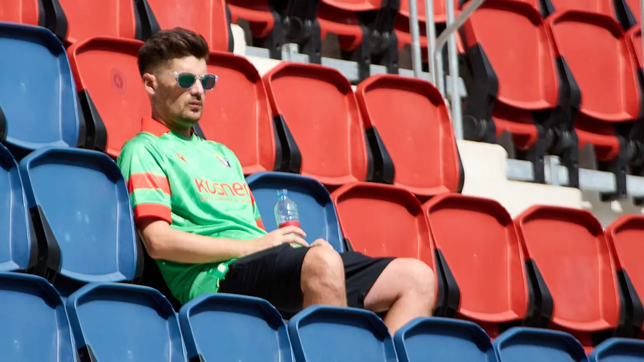La grada del estadio de El Sadar durante el partido de La Liga EA Sports entre CA Osasuna y Valencia CF disputado en Pamplona. IÑIGO ALZUGARAY