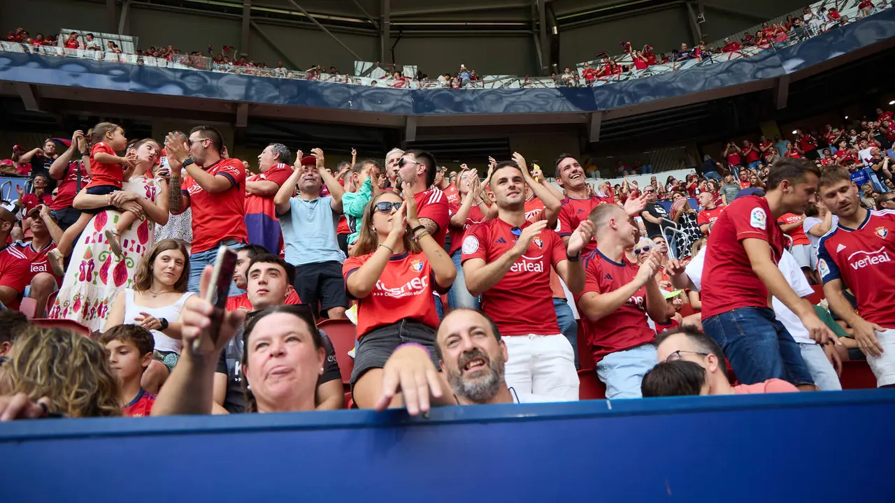 La grada del estadio de El Sadar durante el partido de La Liga EA Sports entre CA Osasuna y Valencia CF disputado en Pamplona. IÑIGO ALZUGARAY