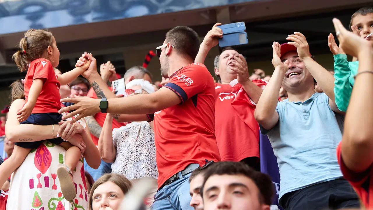 La grada del estadio de El Sadar durante el partido de La Liga EA Sports entre CA Osasuna y Valencia CF disputado en Pamplona. IÑIGO ALZUGARAY