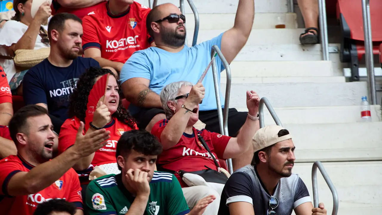 La grada del estadio de El Sadar durante el partido de La Liga EA Sports entre CA Osasuna y Valencia CF disputado en Pamplona. IÑIGO ALZUGARAY