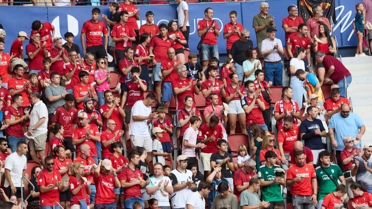La grada del estadio de El Sadar durante el partido de La Liga EA Sports entre CA Osasuna y Valencia CF disputado en Pamplona. IÑIGO ALZUGARAY