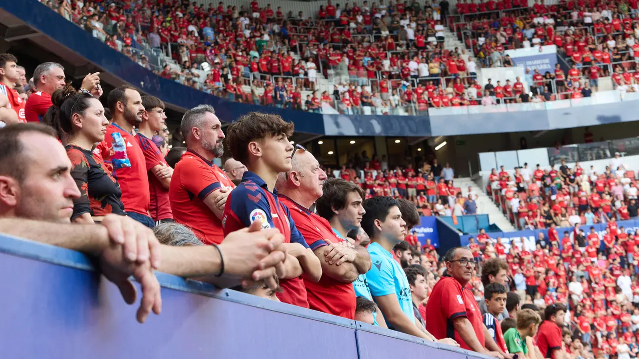 La grada del estadio de El Sadar durante el partido de La Liga EA Sports entre CA Osasuna y Valencia CF disputado en Pamplona. IÑIGO ALZUGARAY