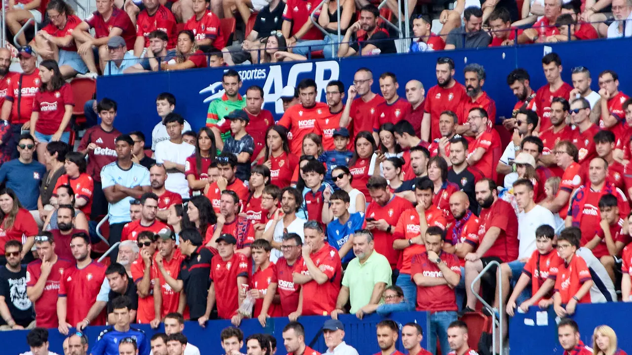 La grada del estadio de El Sadar durante el partido de La Liga EA Sports entre CA Osasuna y Valencia CF disputado en Pamplona. IÑIGO ALZUGARAY