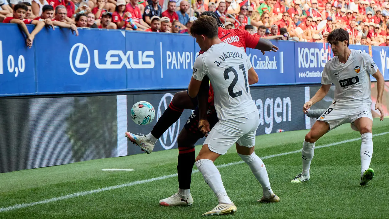 Enzo Boyomo (22. CA Osasuna), Jesús Vázquez (21. Valencia CF) y Javi Guerra (8. Valencia CF) durante el partido de La Liga EA Sports entre CA Osasuna y Valencia CF disputado en el estadio de El Sadar en Pamplona. IÑIGO ALZUGARAY