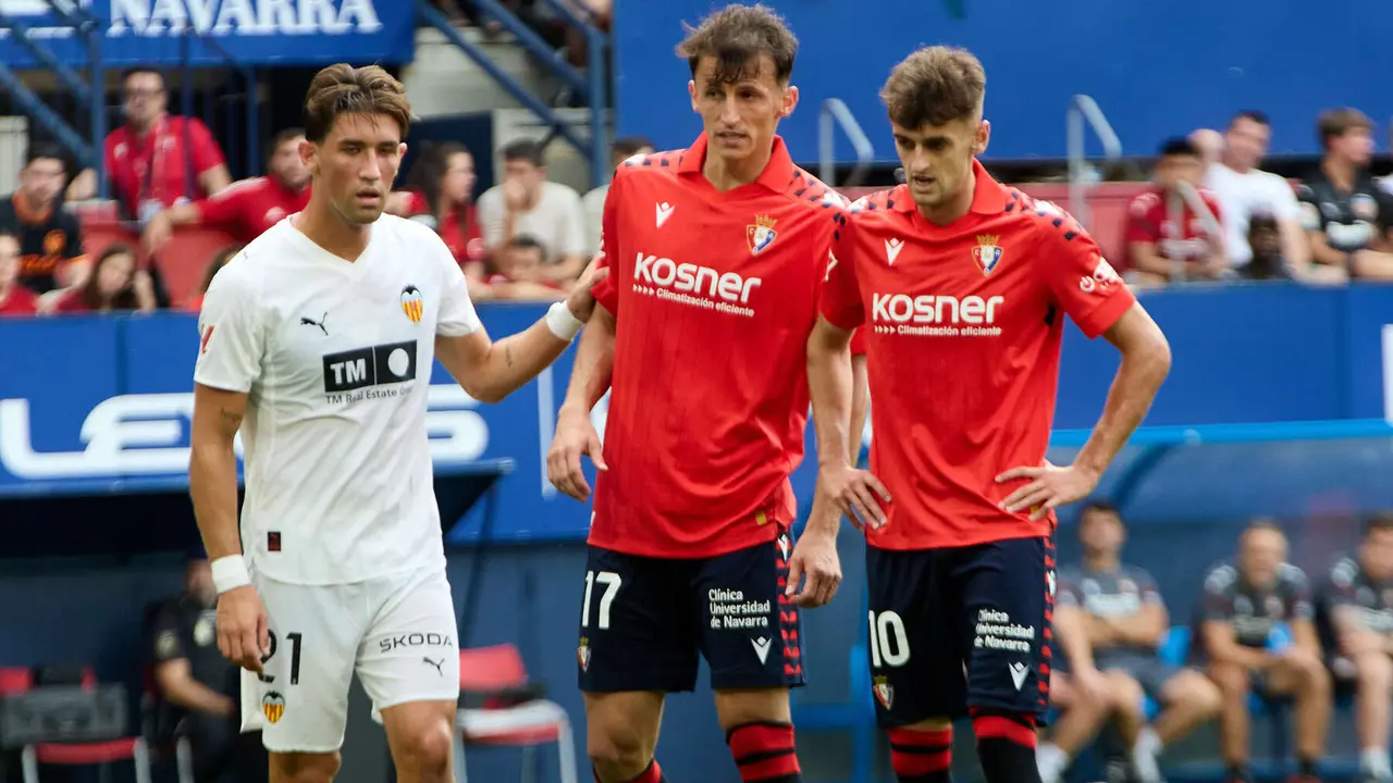Jesús Vázquez (21. Valencia CF), Ante Budimir (17. CA Osasuna) y Aimar Oroz (10. CA Osasuna) durante el partido de La Liga EA Sports entre CA Osasuna y Valencia CF disputado en el estadio de El Sadar en Pamplona. IÑIGO ALZUGARAY