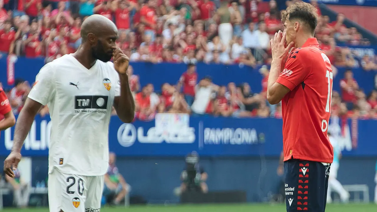 Dimitri Foulquier (20. Valencia CF) y Ante Budimir (17. CA Osasuna) durante el partido de La Liga EA Sports entre CA Osasuna y Valencia CF disputado en el estadio de El Sadar en Pamplona. IÑIGO ALZUGARAY
