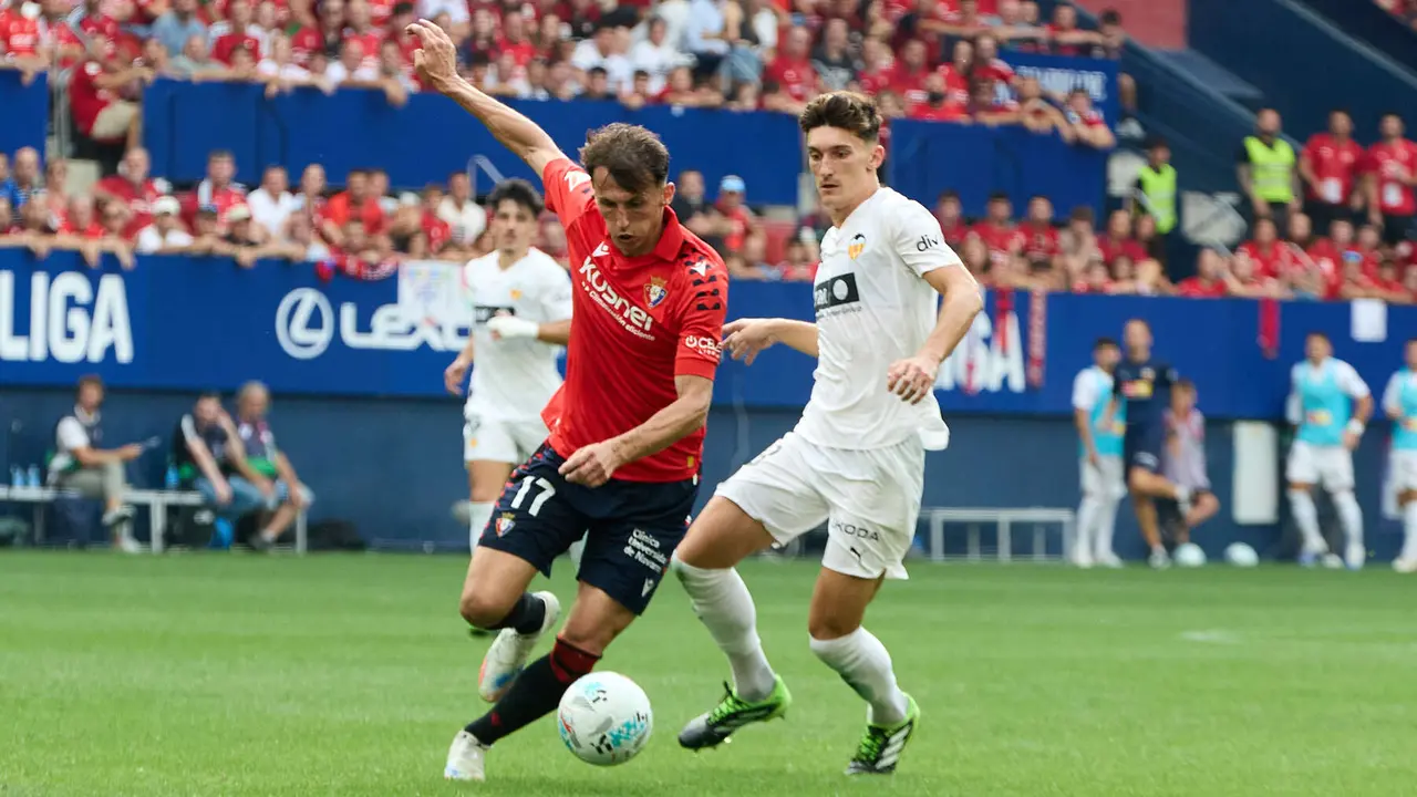 Ante Budimir (17. CA Osasuna) y Diego López (16. Valencia CF) durante el partido de La Liga EA Sports entre CA Osasuna y Valencia CF disputado en el estadio de El Sadar en Pamplona. IÑIGO ALZUGARAY