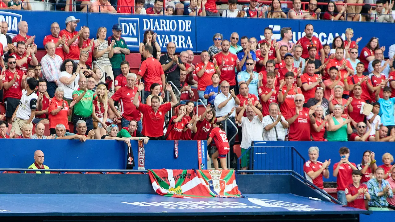 La grada del estadio de El Sadar durante el partido de La Liga EA Sports entre CA Osasuna y Valencia CF disputado en Pamplona. IÑIGO ALZUGARAY