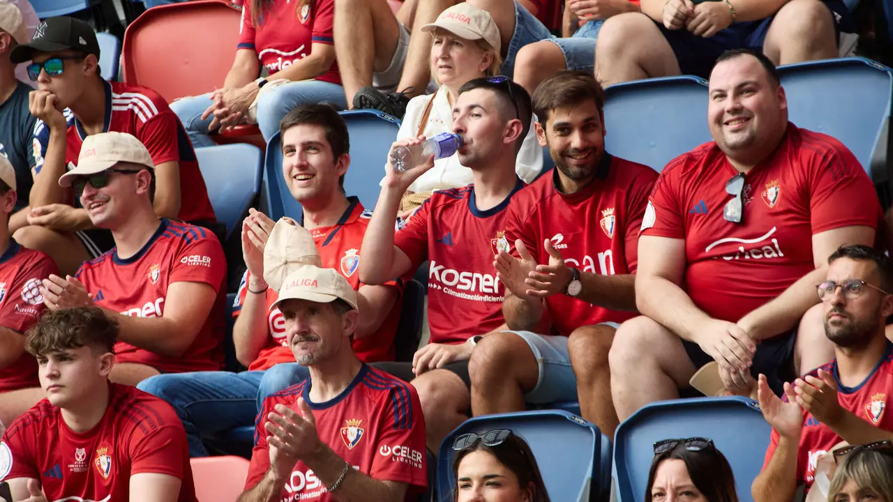 La grada del estadio de El Sadar durante el partido de La Liga EA Sports entre CA Osasuna y Valencia CF disputado en Pamplona. IÑIGO ALZUGARAY