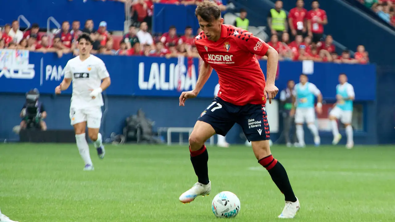 Ante Budimir (17. CA Osasuna) durante el partido de La Liga EA Sports entre CA Osasuna y Valencia CF disputado en el estadio de El Sadar en Pamplona. IÑIGO ALZUGARAY