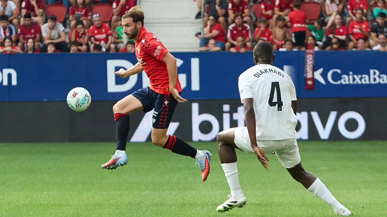Jon Moncayola (7. CA Osasuna) y Mouctar Diakhaby (4. Valencia CF) durante el partido de La Liga EA Sports entre CA Osasuna y Valencia CF disputado en el estadio de El Sadar en Pamplona. IÑIGO ALZUGARAY