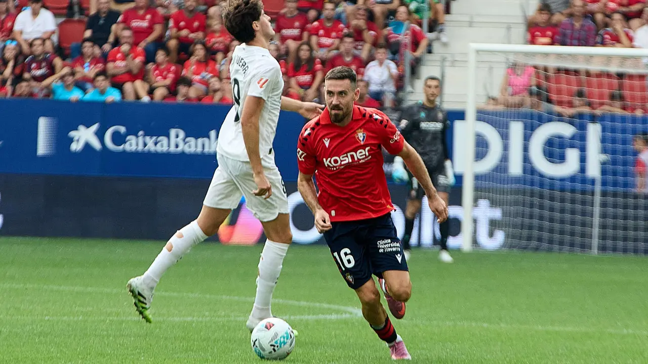 Javi Guerra (8. Valencia CF) y Moi Gómez (16. CA Osasuna) durante el partido de La Liga EA Sports entre CA Osasuna y Valencia CF disputado en el estadio de El Sadar en Pamplona. IÑIGO ALZUGARAY