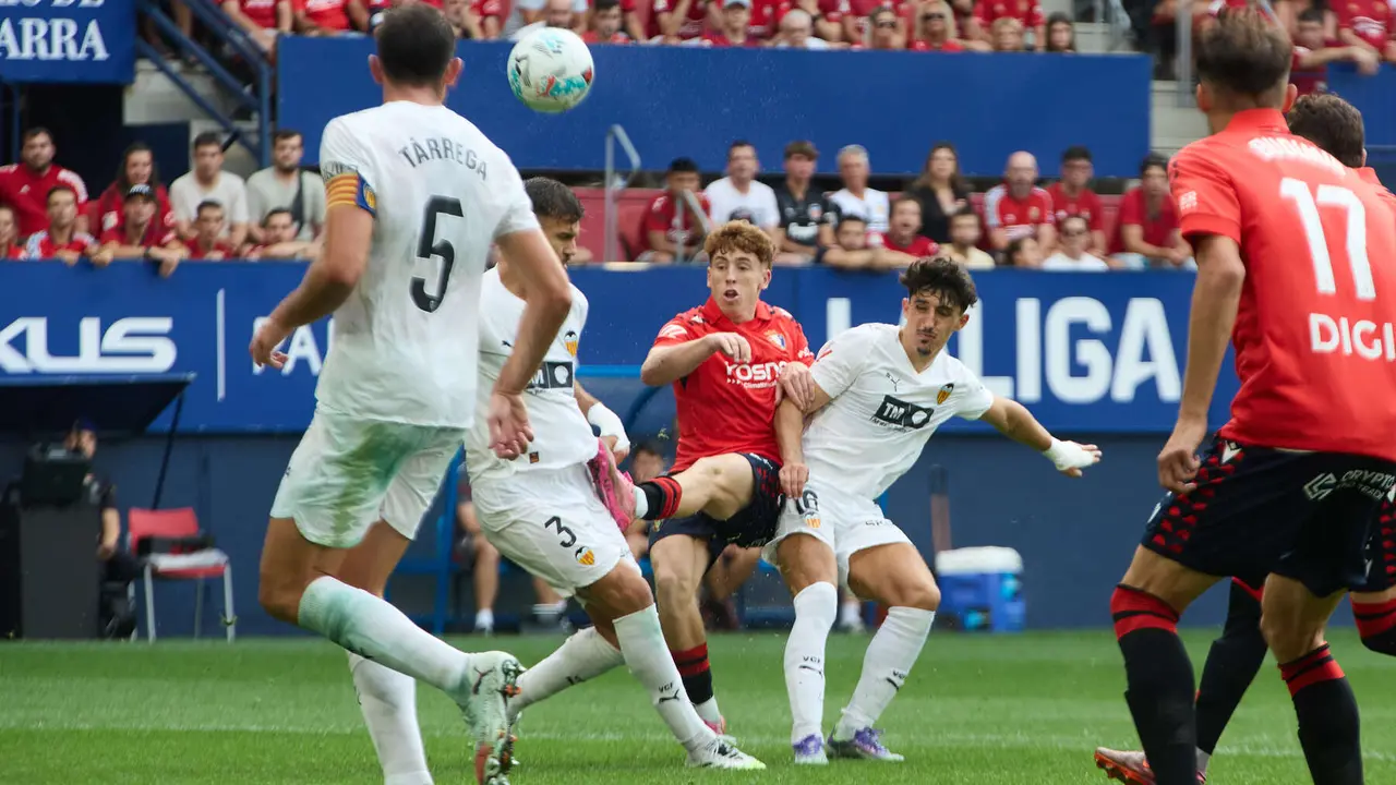 José Copete (3. Valencia CF), Víctor Muñoz (21. CA Osasuna) y André Almeida (10. Valencia CF) durante el partido de La Liga EA Sports entre CA Osasuna y Valencia CF disputado en el estadio de El Sadar en Pamplona. IÑIGO ALZUGARAY