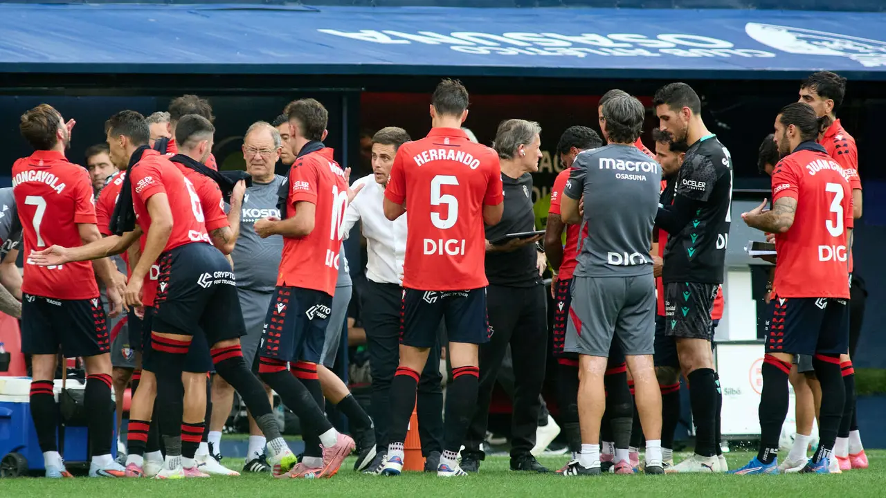 Alessio Lisci (entrenador CA Osasuna) durante el partido de La Liga EA Sports entre CA Osasuna y Valencia CF disputado en el estadio de El Sadar en Pamplona. IÑIGO ALZUGARAY